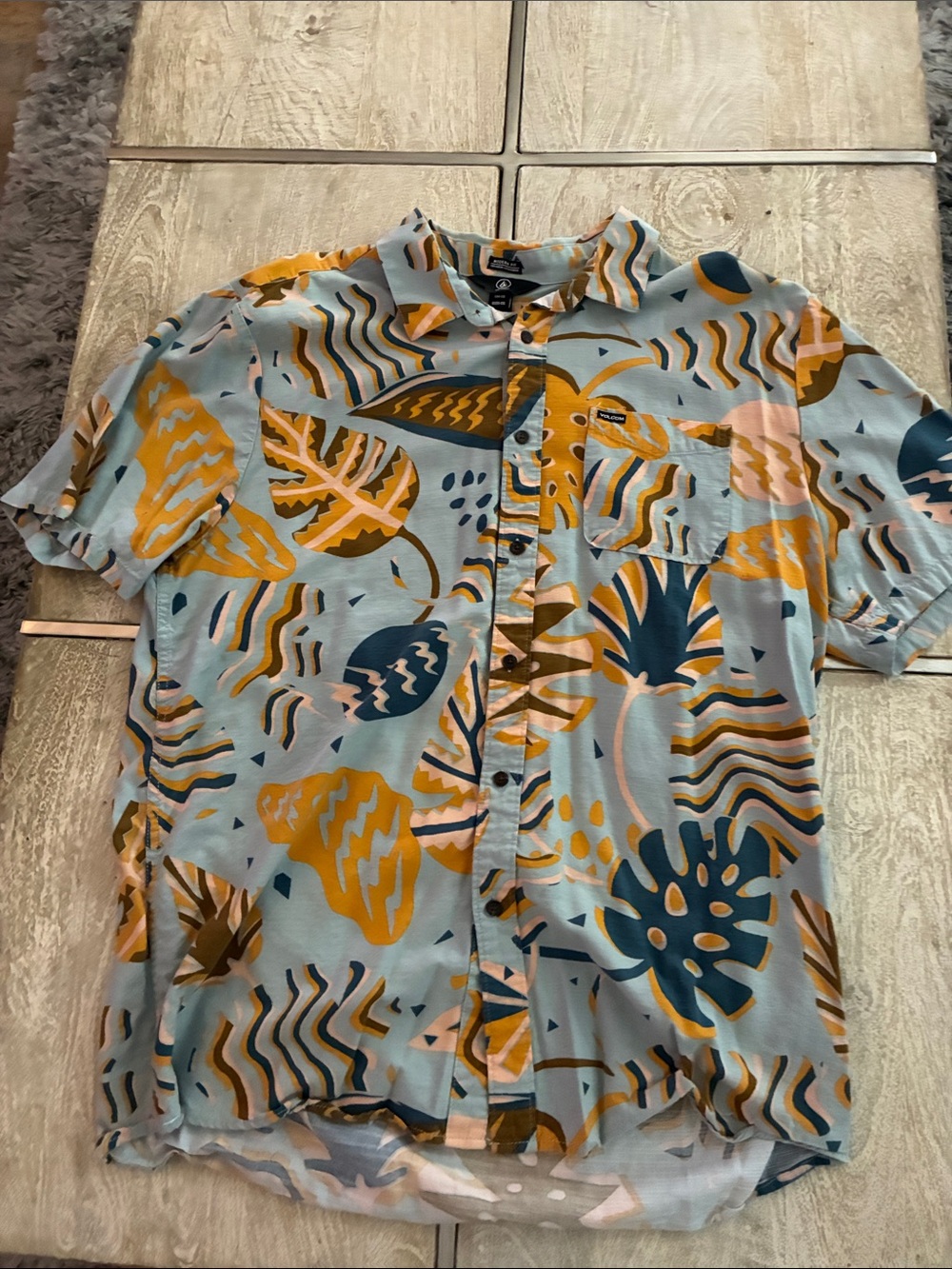 Volcom modern fit Men’s Light Blue Tropical Print Short-Sleeve Shirt